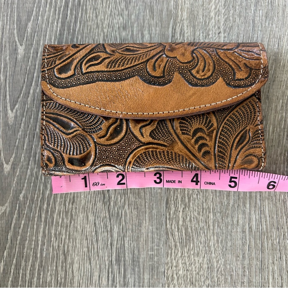 Tooled leather floral tan wallet with mirror inside - Picture 2 of 8